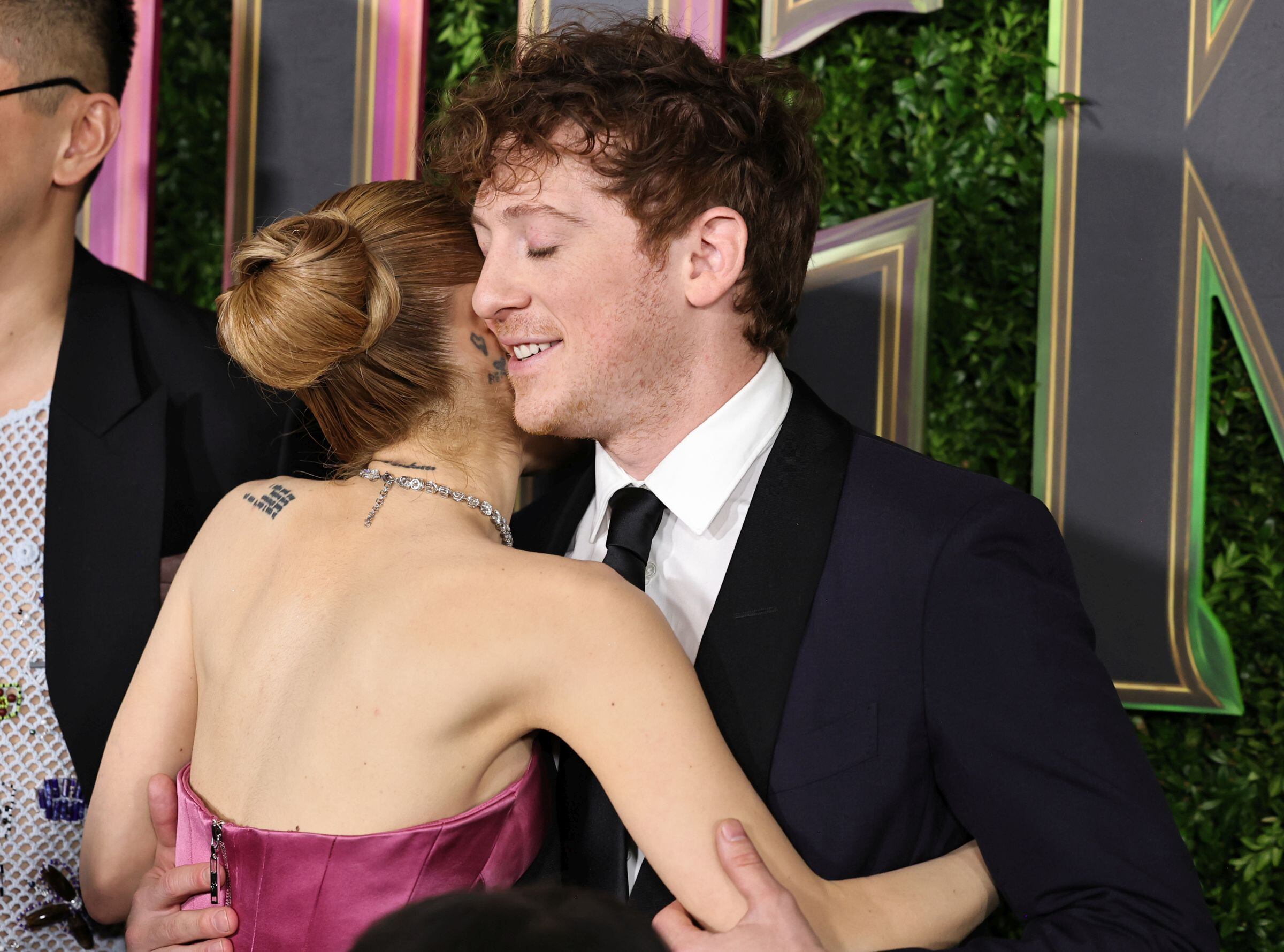 Esta imagen muestra a Ariana Grande y a su novio Ethan Slater dándose un abrazo. (Foto: Theo Wargo / Getty Images)