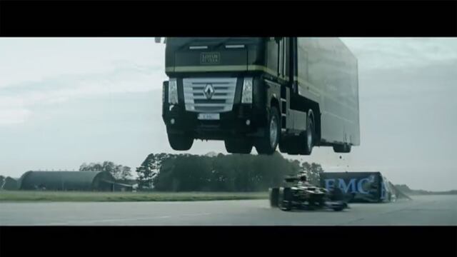 Espectacular salto de un camión sobre un Fórmula 1
