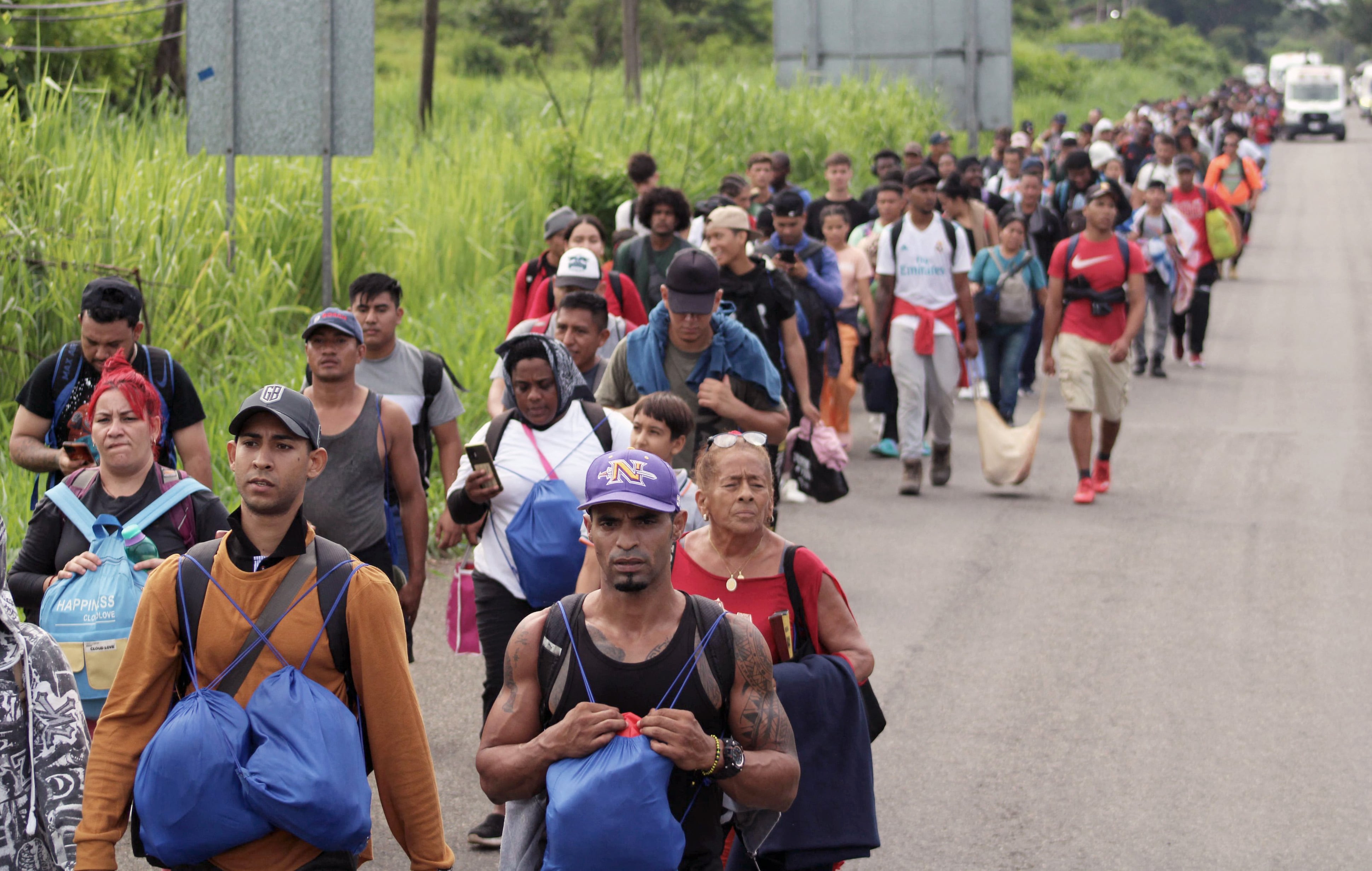 Todos los días, miles de inmigrantes, algunos con niños, buscan ingresar a Estados Unidos para tener un mejor futuro (Foto: AFP)