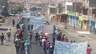 Mineros de Arequipa realizan marcha por la Panamericana Sur