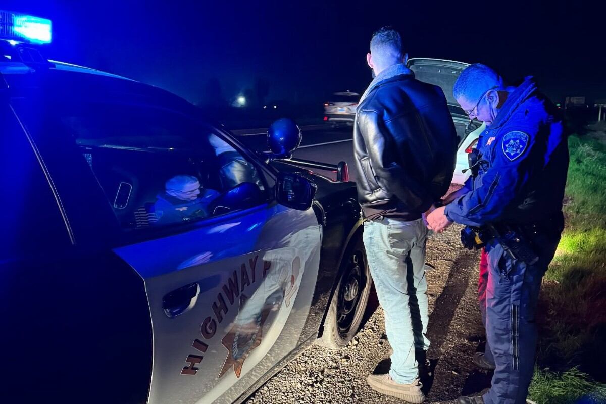 El descubrimiento inesperado que hizo la policía de California al detener a un conductor por exceso de velocidad. (Foto: CHP Madera / Facebook)