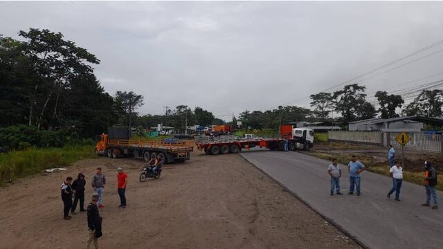 Transportistas inician paro indefinido con bloqueo de carreteras en la Amazonía de Ecuador