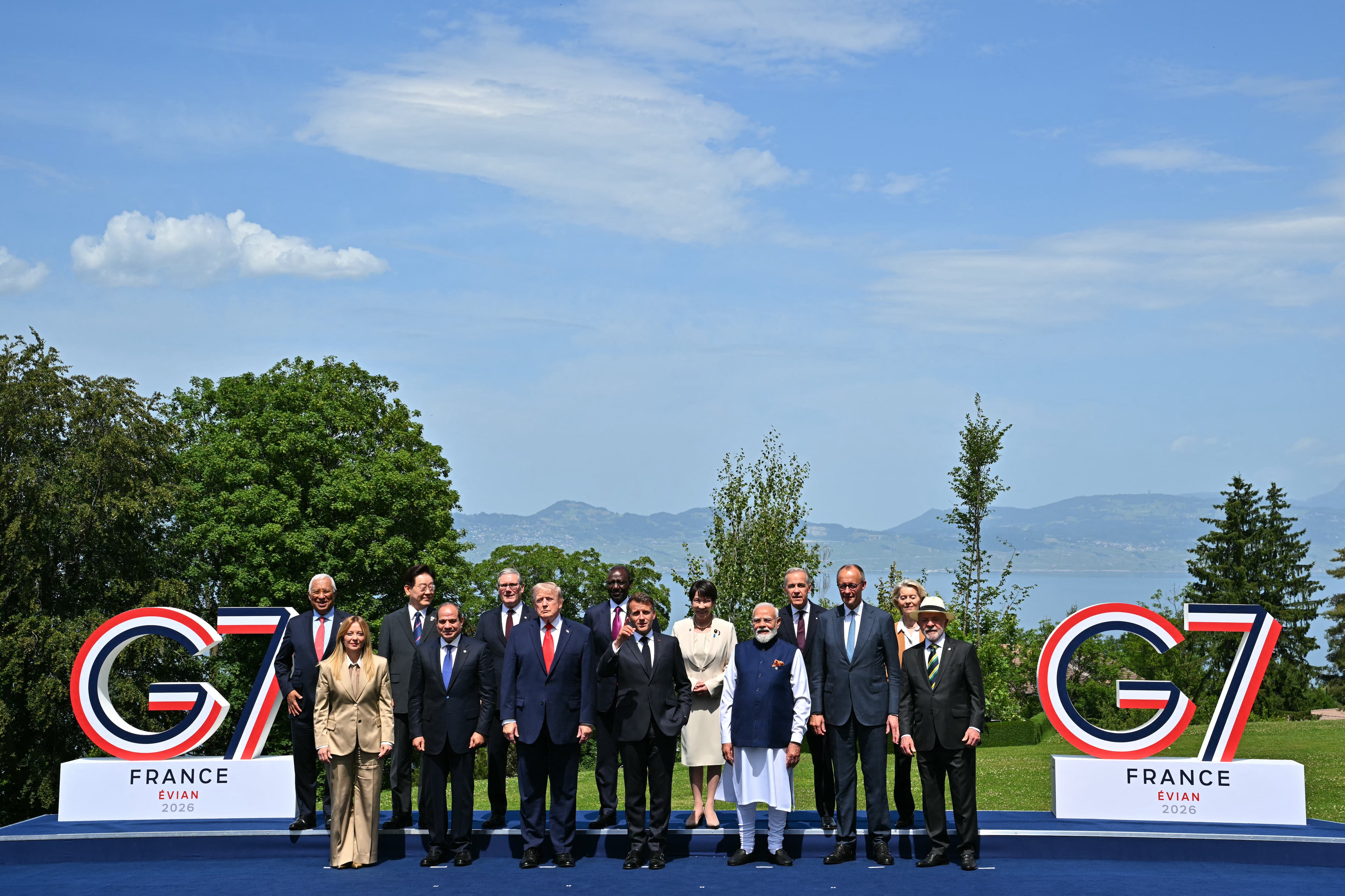 (De izquierda a derecha) El presidente del Consejo Europeo, Antonio Costa; la primera ministra de Italia, Giorgia Meloni; el presidente de Corea del Sur, Lee Jae-myung; el presidente de Egipto, Abdel Fattah El-Sisi; el primer ministro de Gran Bretaña, Keir Starmer; el presidente de EE. UU., Donald Trump; el presidente de Kenia, William Ruto; el presidente de Francia, Emmanuel Macron; la primera ministra de Japón, Sanae Takaichi, el primer ministro de la India, Narendra Modi; el primer ministro de Canadá, Mark Carney; el canciller de Alemania, Friedrich Merz; la presidenta de la Comisión Europea, Ursula von der Leyen, y el político brasileño Luiz Inácio Lula da Silva posan para una foto de grupo durante la cumbre del G7. (Foto: AFP)