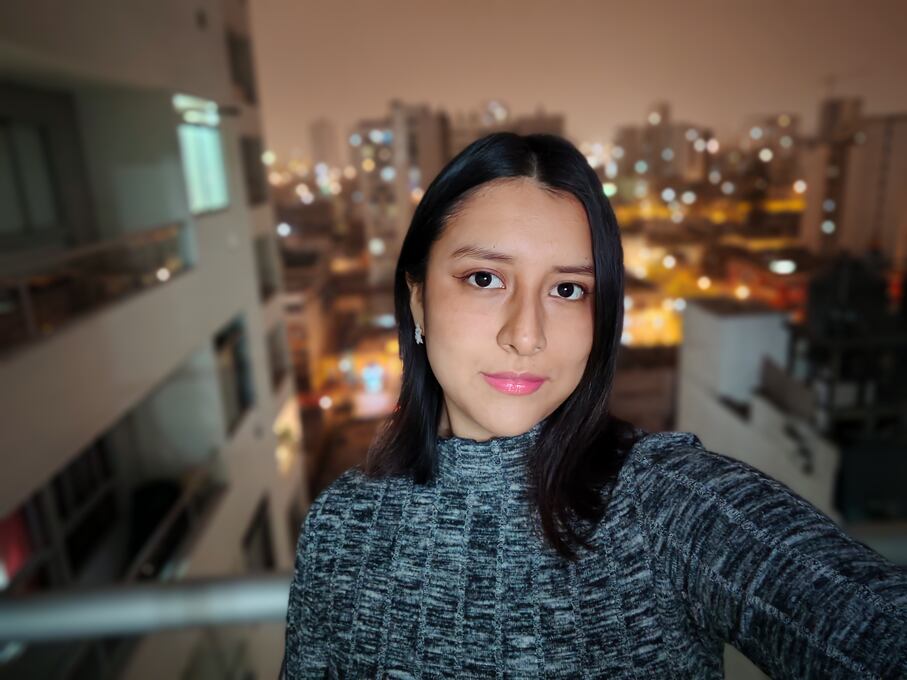 Foto selfie con cámara frontal con desenfoque.