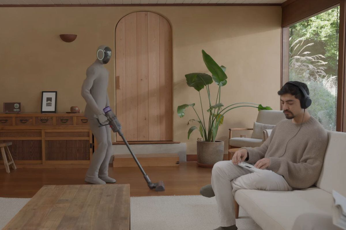 El Neo Gamma es un robot diseñado para tareas domésticas. En la imagen, a la derecha, Brando Vasquez, un diseñador peruano que trabaja en el desarrollo del androide.