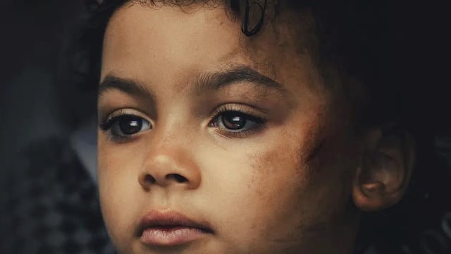 Basada en una historia real: “El testigo”, la miniserie de Netflix sobre un padre que intenta proteger a su hijo tras una tragedia