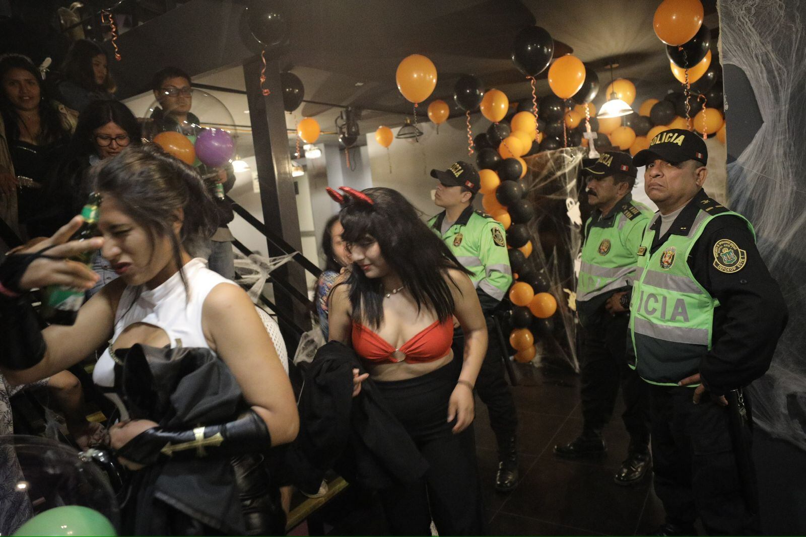 Policía intervino local en San Juan de Lurigancho.