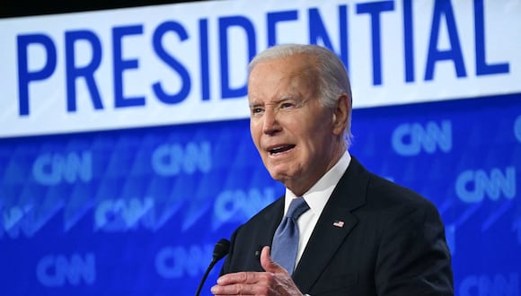 El presidente estadounidense Joe Biden habla mientras participa en el primer debate presidencial de las elecciones de 2024 en los estudios de CNN en Atlanta, Georgia, el 27 de junio de 2024. (Foto de ANDREW CABALLERO-REYNOLDS / AFP)