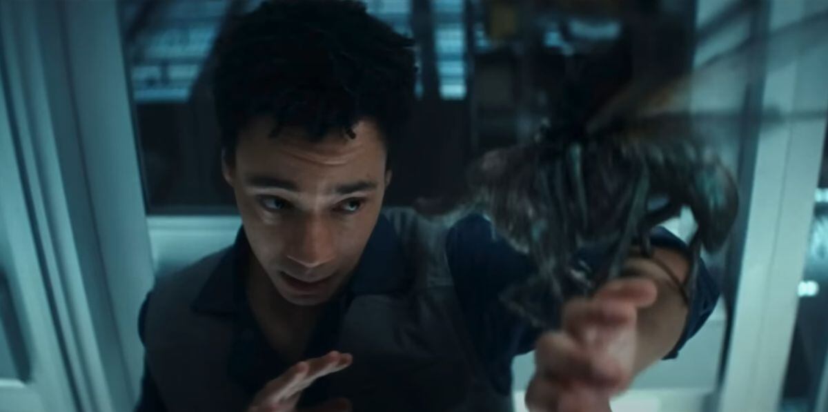 En "Alien: Earth", este híbrido es atacado por unas polillas gigantes (Foto: 20th Television)