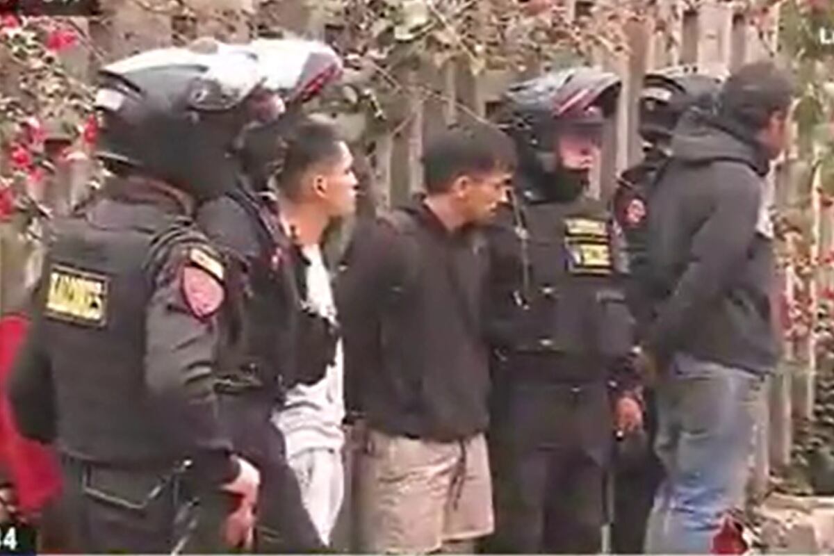 Tres peruanos y dos ciudadanos extranjeros fueron detenidos tras ser acusados de tenencia ilegal de armas. (Foto: Captura/Latina)
