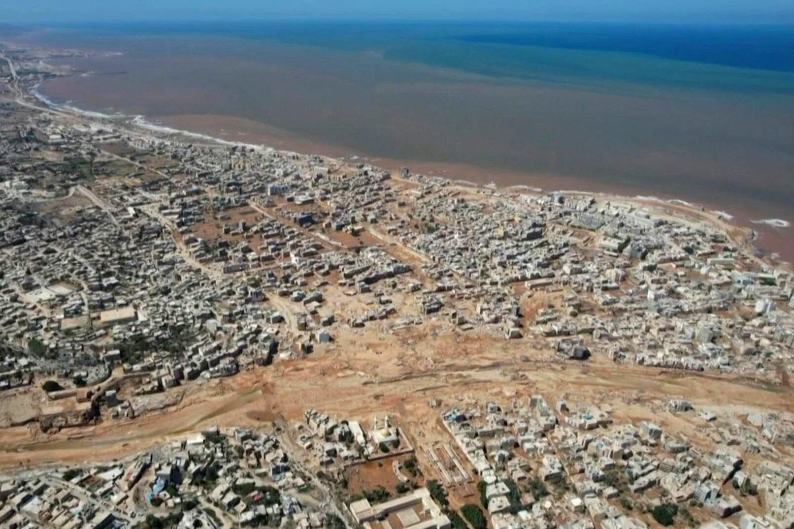 La devastación en la ciudad costera libia de Derna debido a las inundaciones repentinas cuando dos represas explotaron y desencadenaron torrentes de agua que destruyeron puentes y arrasaron barrios enteros. (Foto: AFP).