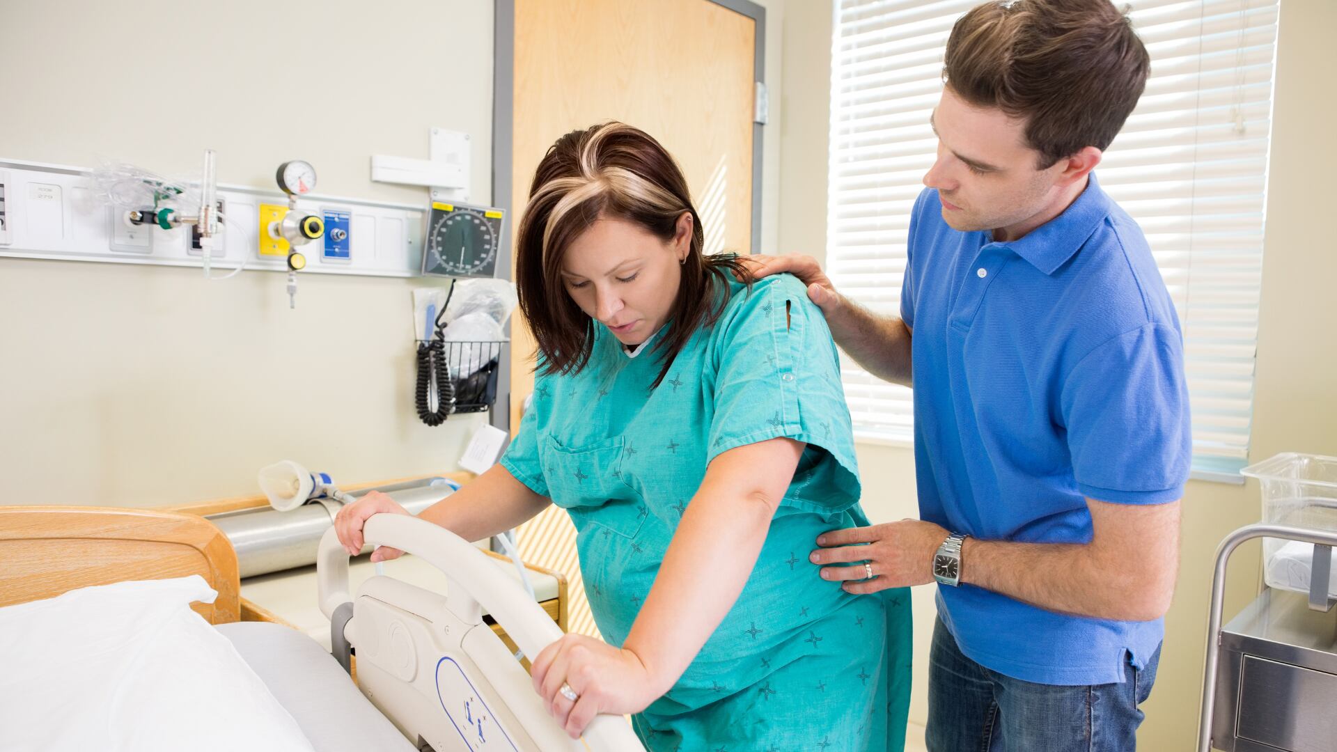 La mujer debe tener libertad de movimiento durante el trabajo de parto.
