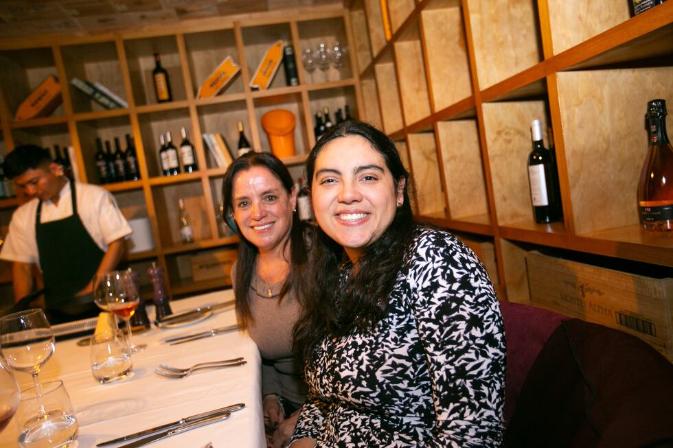 Madre e hija sonriendo a la cámara de El Comercio.