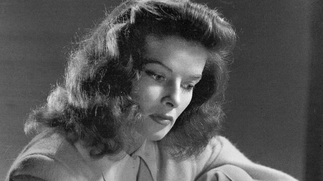 Quién es Katharine Hepburn, la ganadora de cuatro Oscar que nunca recogió el premio