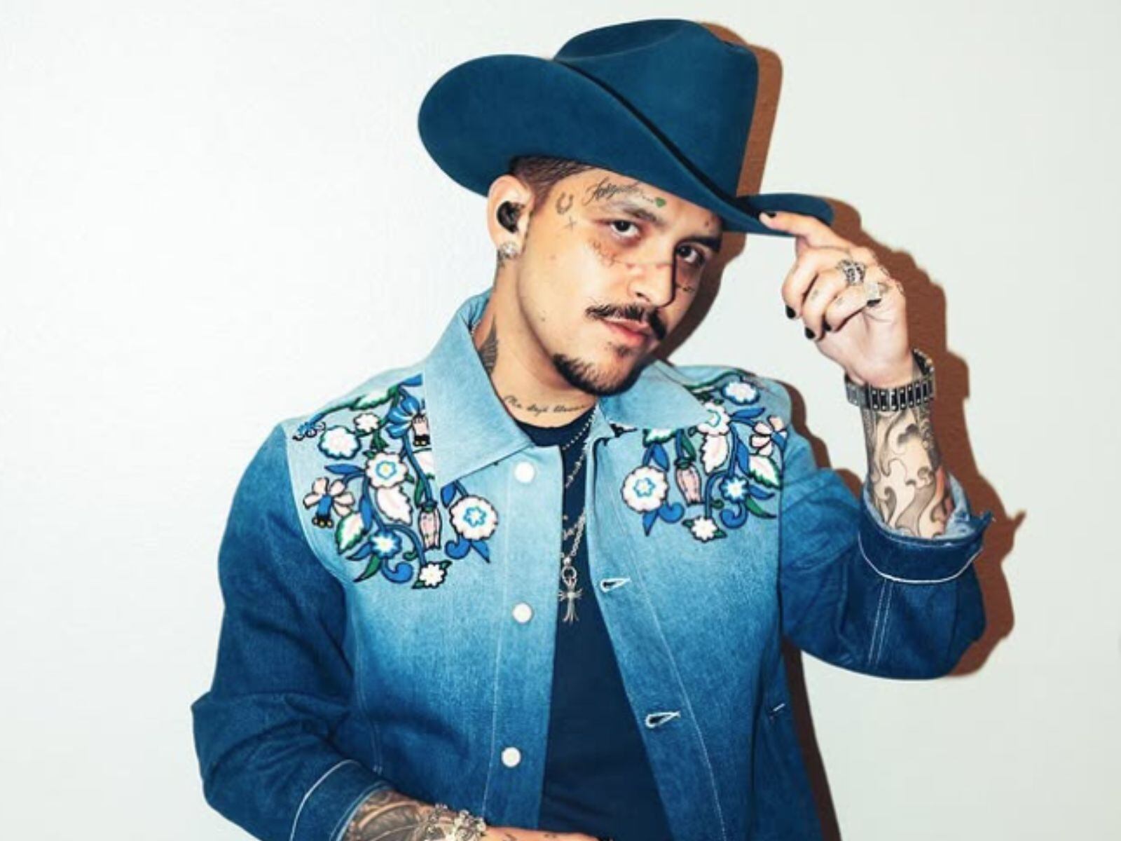 El artista de 26 años está siendo criticado incesantemente por su reciente entrevista. (Crédito: @nodal / Instagram)