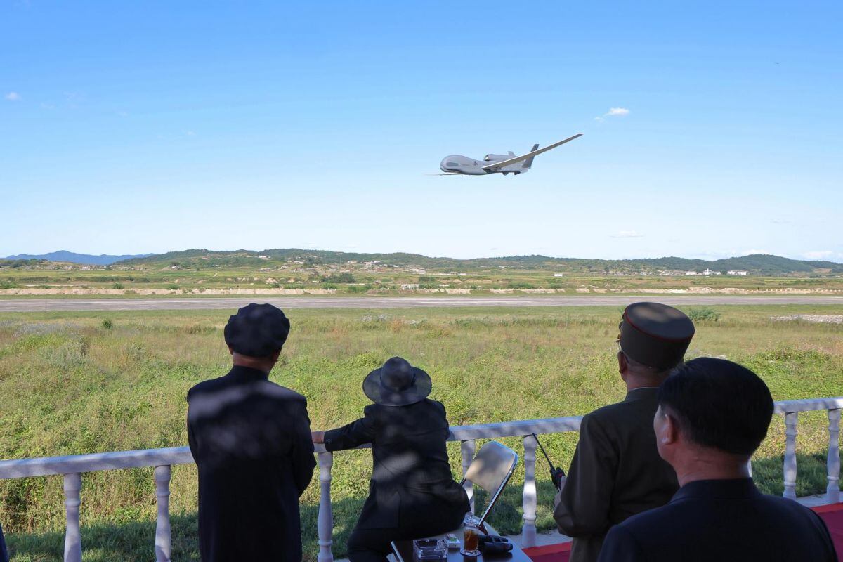 Kim Jong-un observa una prueba de rendimiento de drones de ataque táctico y otros vehículos aéreos no tripulados, desarrollados y producidos por un instituto y una empresa pertenecientes al Complejo Tecnológico Aeronáutico No Tripulado. Foto: EFE/EPA/KCNA