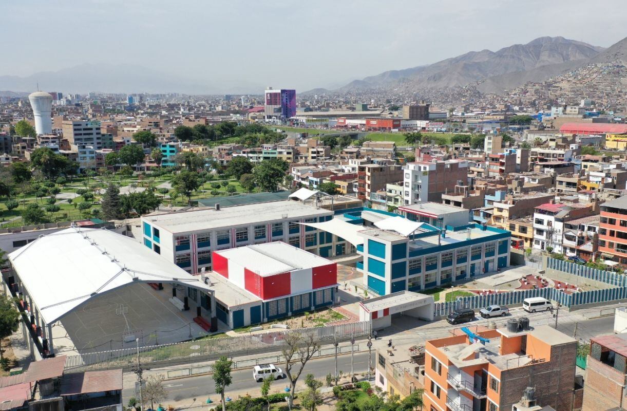 Las Escuelas Bicentenario cuentan con aulas flexibles diseñadas para adaptarse a distintos métodos de enseñanza y fomentar el trabajo colaborativo.