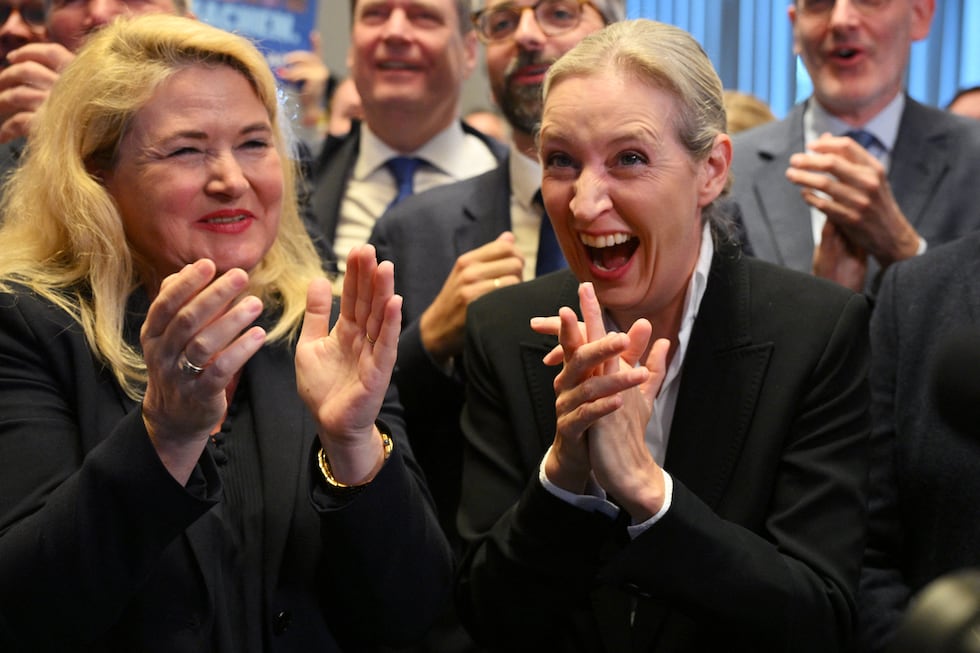La colíder del partido Alternativa para Alemania (AfD), Alice Weidel (derecha), y la principal candidata de AfD para Berlín, Kristin Brinker, celebran tras el anuncio de los primeros resultados de la encuesta a pie de urna. (Foto: RALF HIRSCHBERGER / AFP).