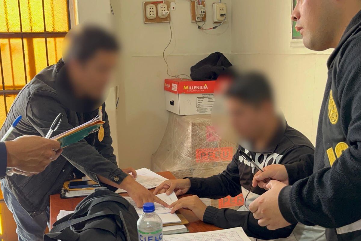 Fiscalía allana Depincri PNP de Comas y detiene a policías acusados de pedir coima a sujeto para bajar peso de droga incautada. (Foto: Ministerio Público/X)