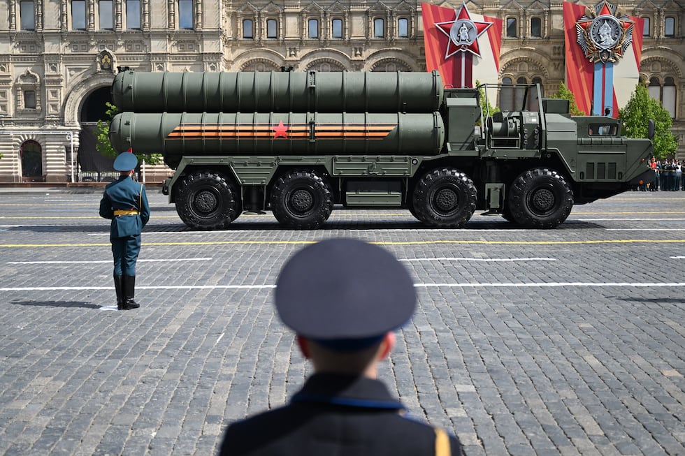Un sistema de misiles ruso S-400 Triumf desfila por la Plaza Roja durante el desfile militar del Día de la Victoria en el centro de Moscú, el 9 de mayo de 2025. (Foto de Kirill KUDRYAVTSEV / AFP).