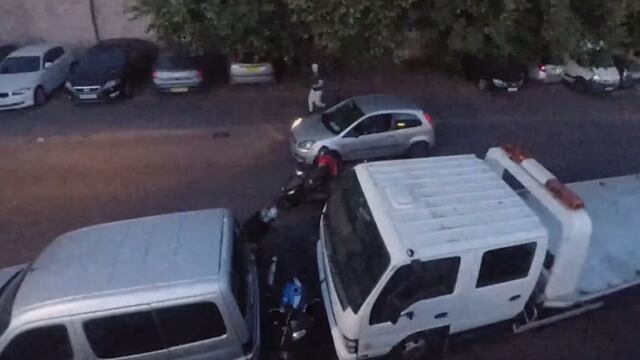 YouTube: la insólita reacción de un hombre que descubrió a dos ladrones intentando llevarse una motocicleta
