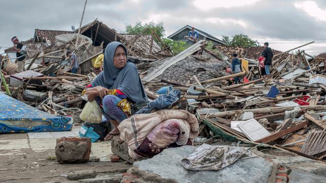 Indonesia busca sobrevivientes del tsunami y vigila al peligroso volcán Anak Krakatoa