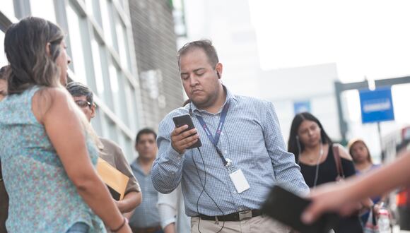 Claro se mantiene como líder del mercado móvil con una participación de 30.21 % con 12 489 983 líneas móviles. (Foto: Osiptel)