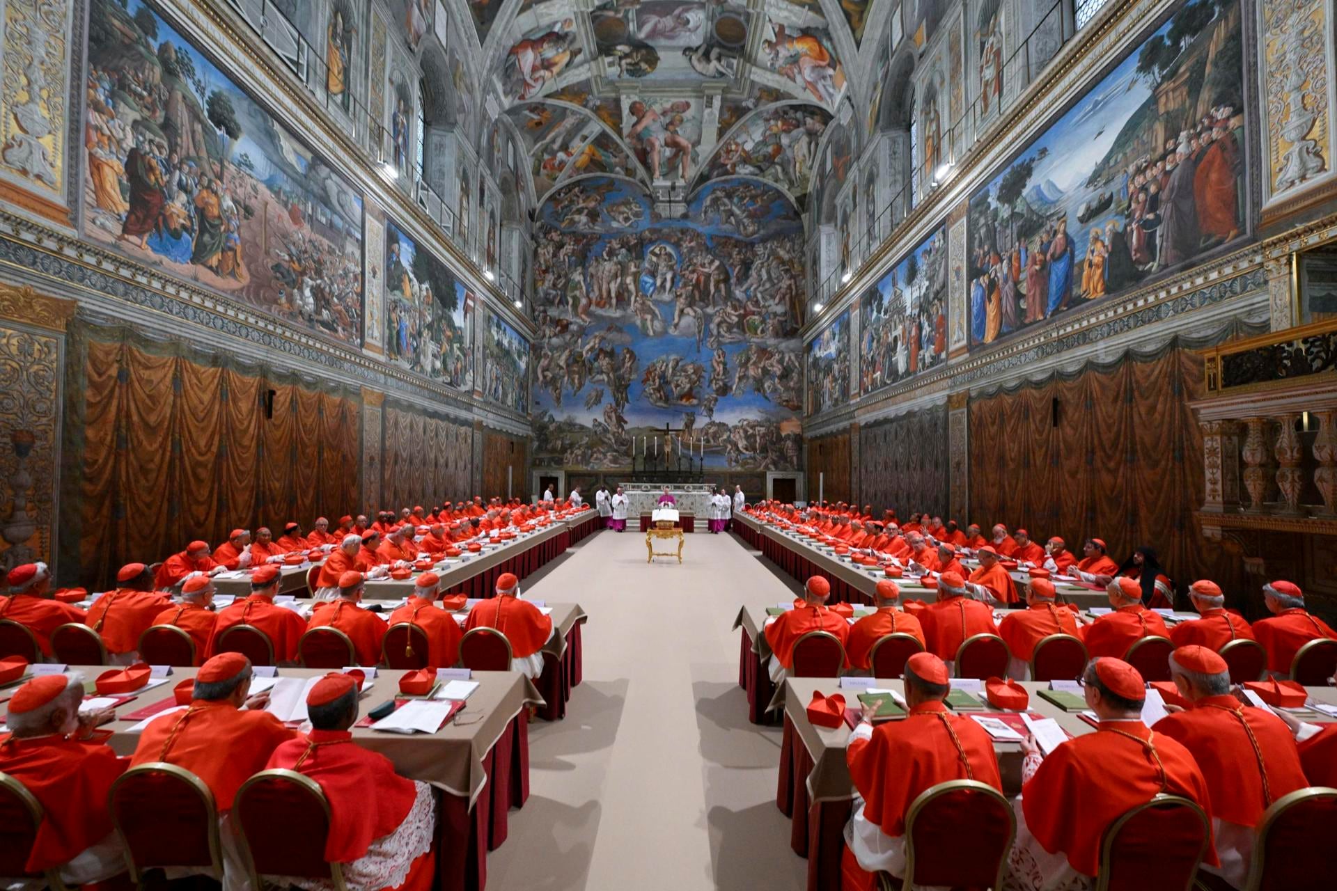 Los cardenales se reúnen antes del inicio del cónclave para elegir un nuevo Papa en la Capilla Sixtina de la Ciudad del Vaticano, el 07 de mayo de 2025. (Papa) EFE/EPA/VATICAN MEDIA