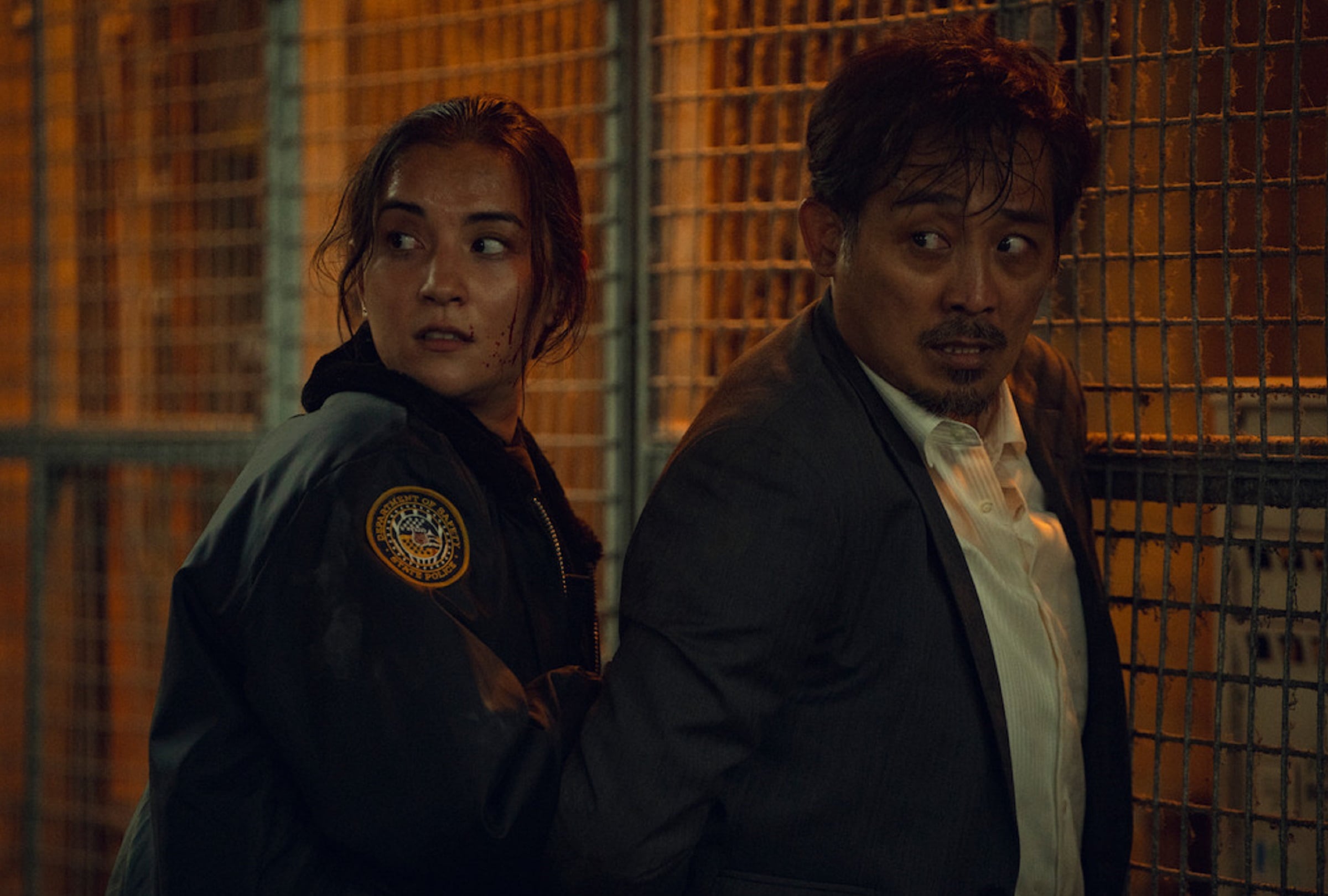Ellie (Jessie Mei Li) capturó a Ching (Sunny Pang) y los policías corruptos en la película de acción "Estragos" (Foto: Netflix)