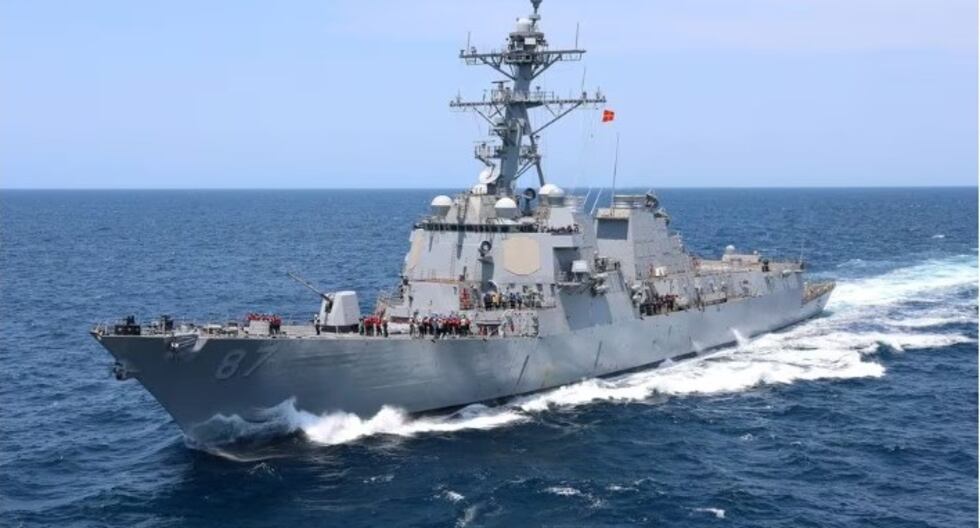 El destructor de misiles guiados USS Mason, de la Armada de Estados Unidos, se acerca a un petrolero de reabastecimiento de flota en el Océano Atlántico, el 17 de julio de 2021. (Marina de EE.UU./Bill Mesta/ REUTERS).