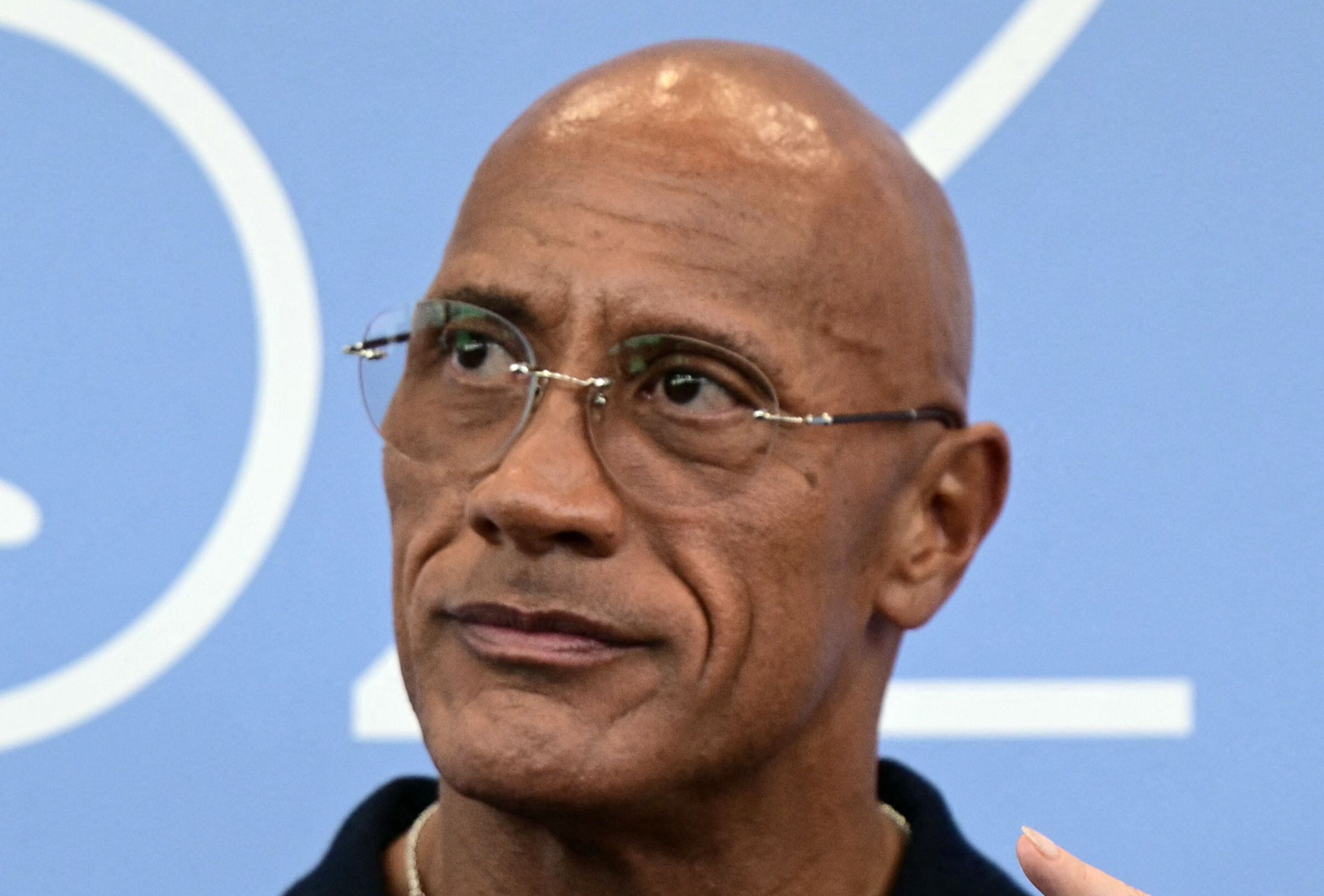 Dwayne Johnson reveló lo que no le gustó al leer la autobiografía que hizo su difunto padre. (Foto: Tiziana FABI / AFP)