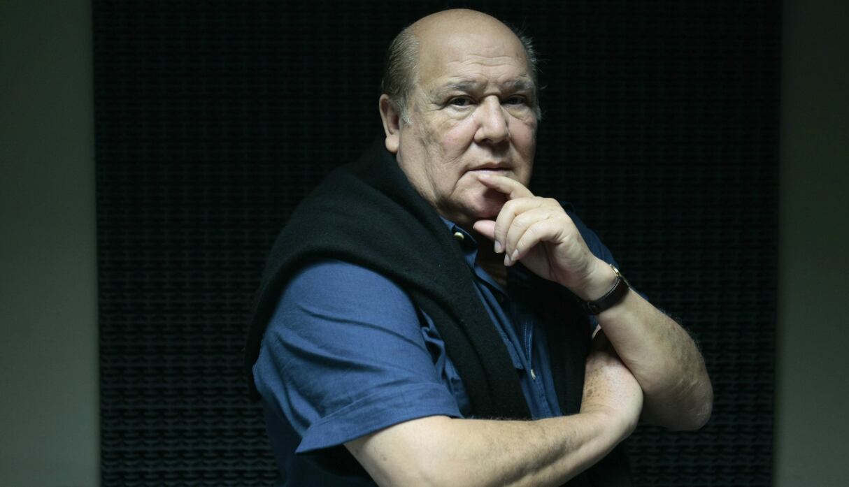 Leo Dan, el querido cantante argentino, falleció a los 82 años dejando un legado musical que marcó generaciones. Su voz y sus canciones perdurarán como testamento de su arte y pasión. (Fotos: EFE/USI)