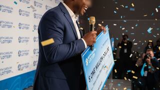 Se arriesgó a comprar un boleto de $30 y obtuvo un premio de un $1 millón en la Lotería de Carolina del Norte: “Muy emocionado”