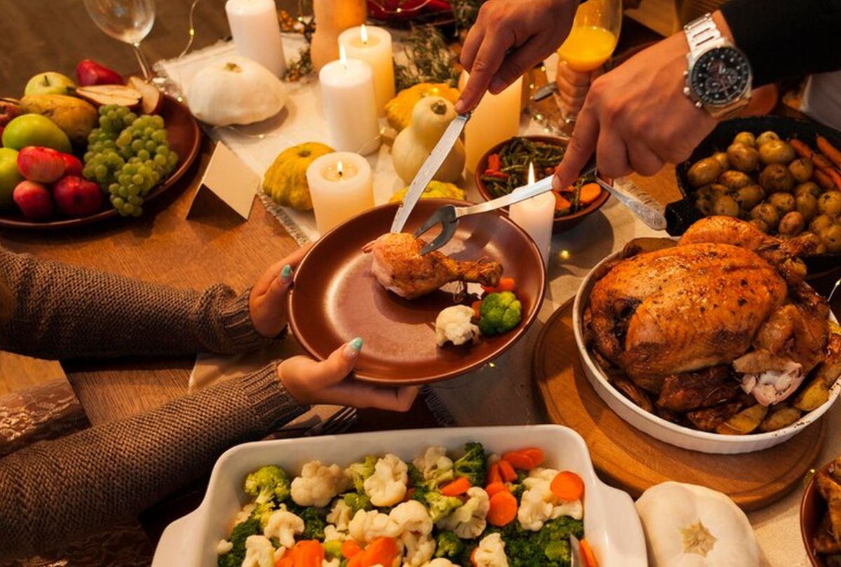 La cena para Thanksgiving Day en algunos casos representa una preocupación para los estadounidenses, pero hay un supermercado que la ofrecerá a un precio barato (Foto: Freepik)