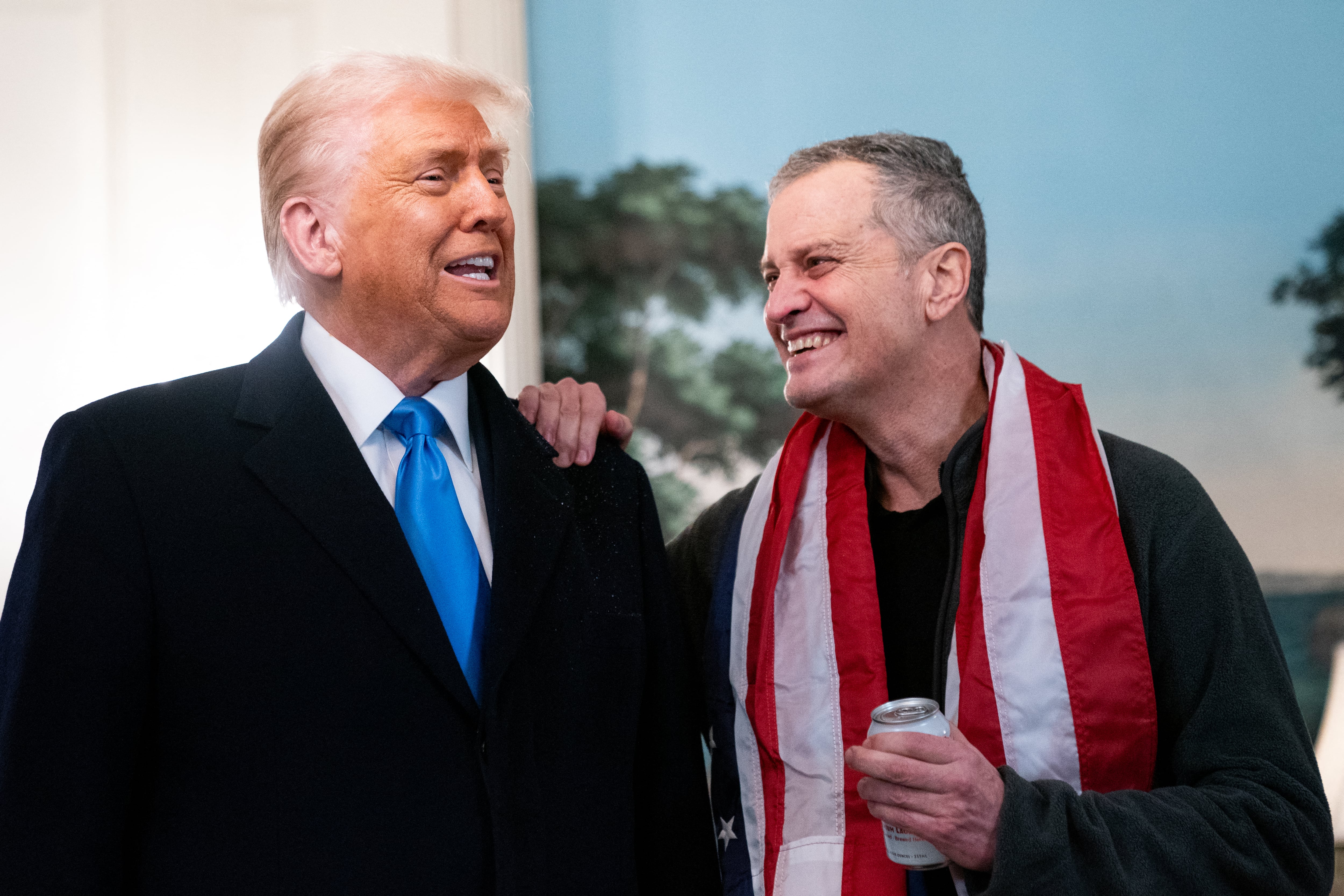 El presidente de Estados Unidos, Donald Trump (izq.), recibe en la Casa Blanca al exdetenido Marc Fogel, tras su liberación de Rusia, en Washington, DC, el 11 de febrero de 2025. (Foto de Allison ROBBERT / AFP)