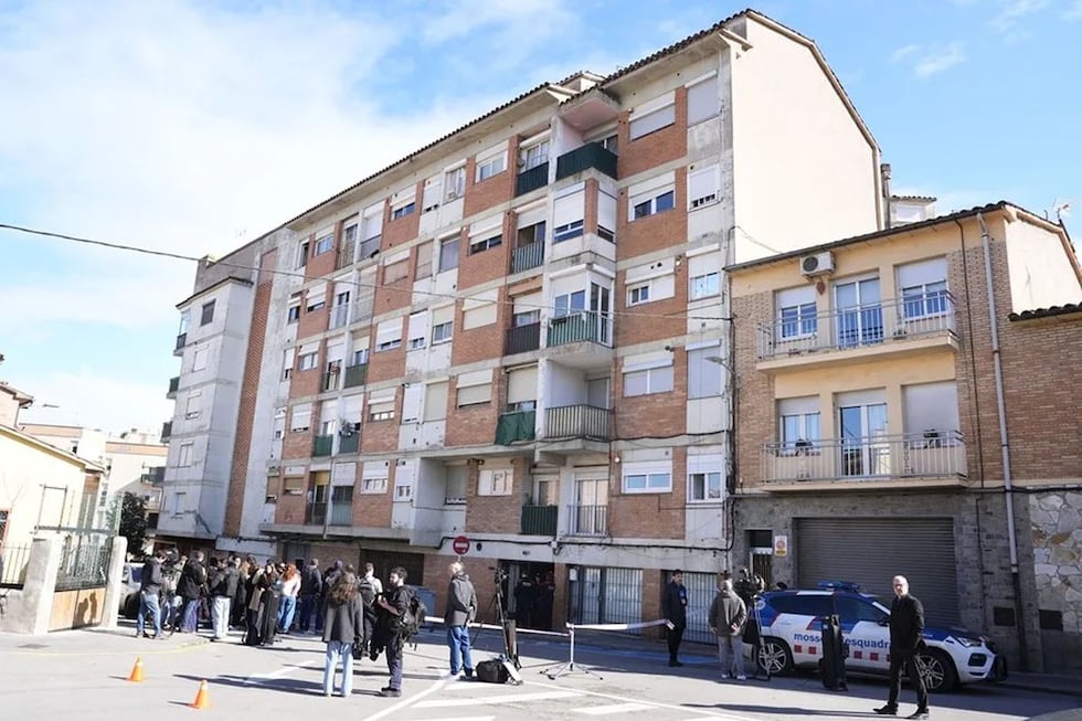 Vista del edificio de Manlleu (Barcelona) en cuya azotea se encontraba el trastero en el que anoche fallecieron cinco adolescentes. Foto: EFE/Siu Wu