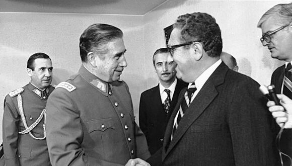 Augusto Pinochet recibe a Henri Kissinger en su oficina, en una foto del 8 de junio de 1976, en Santiago de Chile.