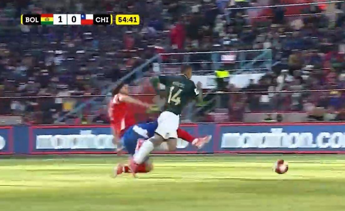 El árbitro uruguayo Esteban Ostojich no dudó en su decisión, tras imprudente acción del defensor de visitante.