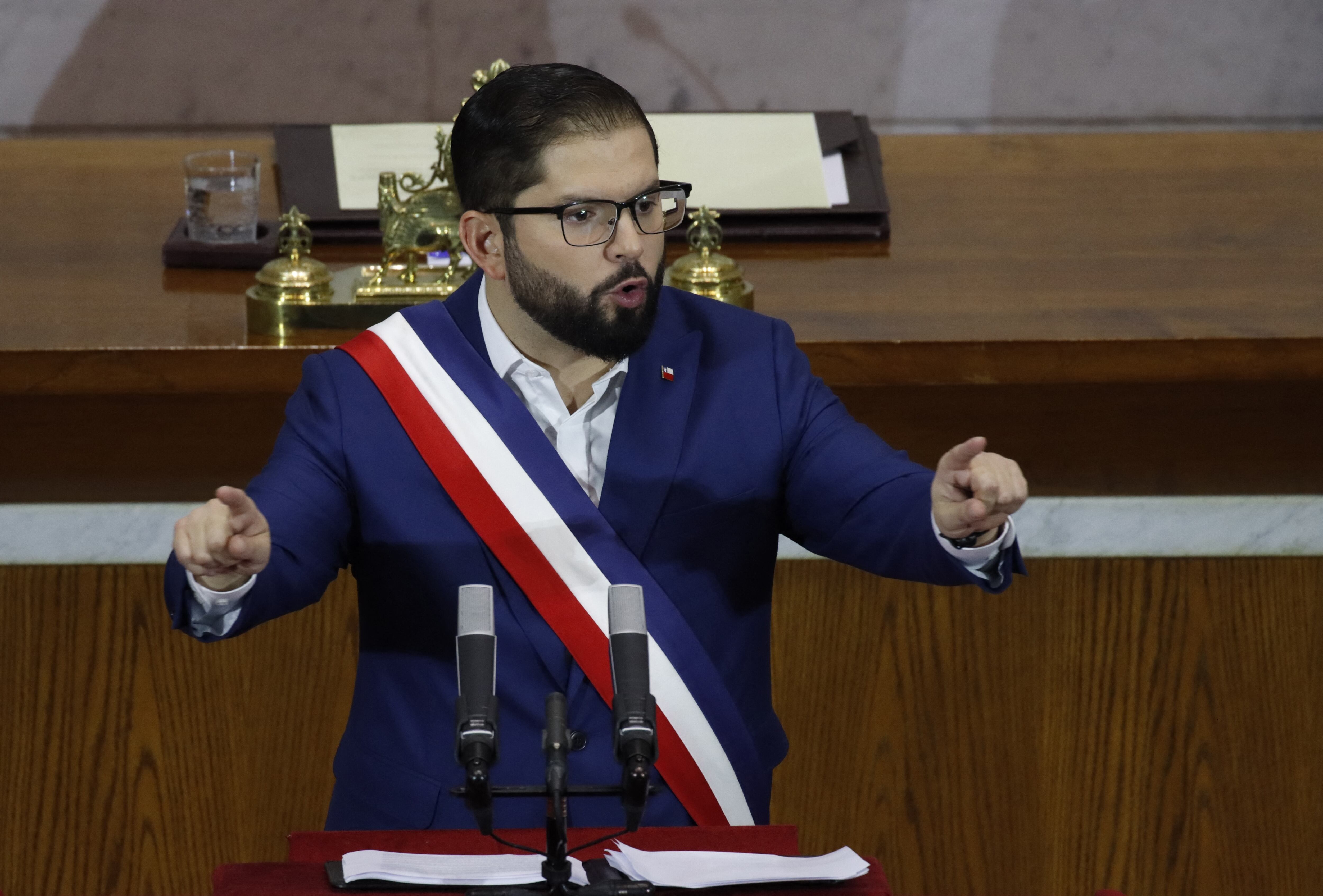 El presidente de Chile, Gabriel Boric, da su mensaje anual "Estado de la Nación" al país en el Congreso en Valparaíso, Chile, el 1 de junio de 2024. (Foto de FRANCESCO DEGASPERI / AFP)