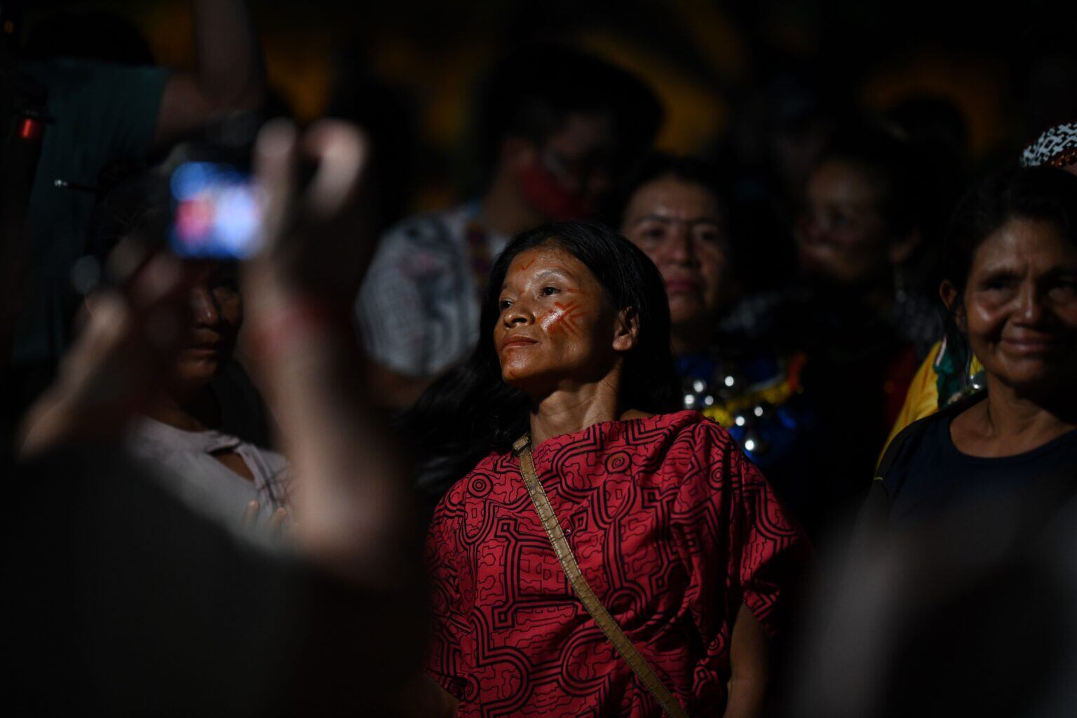 Lina Ruiz y Lita Rojas afuera de la corte de Ucayali, luego de escuchar el fallo en primera instancia. Crédito: Hugo Alejos.