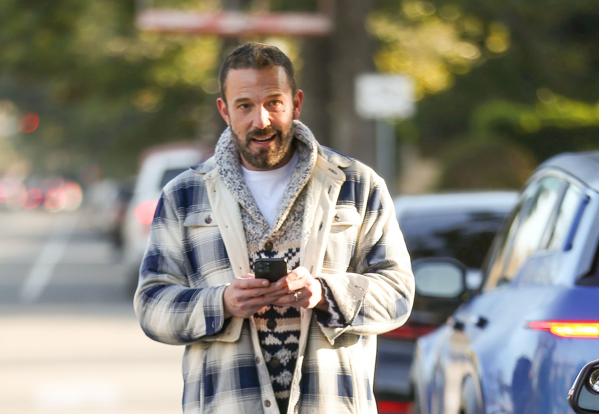 Esta imagen muestra a Ben Affleck caminando por la calle con su celular en las manos. (Foto: Bellocqimages / Bauer-Griffin / GC Images / Getty Images)
