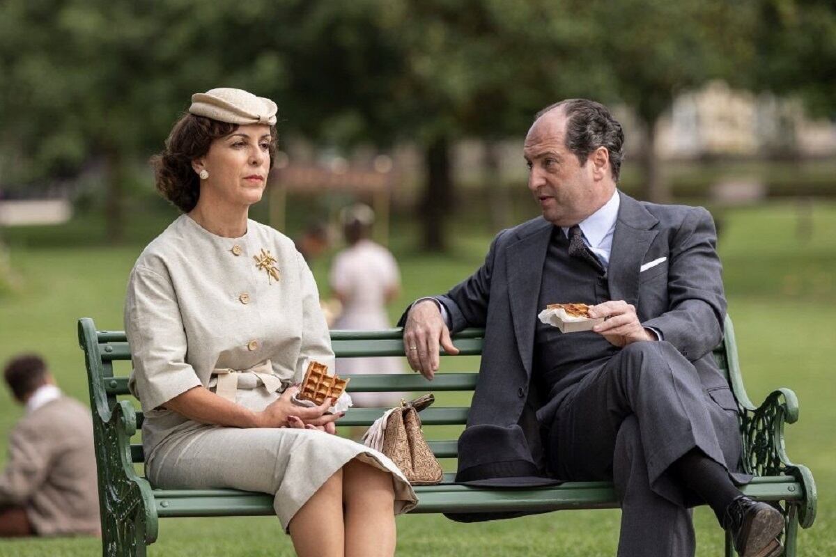 Cecilia Solaguren como Virgilia Mendizabal y Josean Bengoetxea como Nicolás Bizkarrondo en el drama biográfico "Cristóbal Balenciaga" (Foto: Disney+)