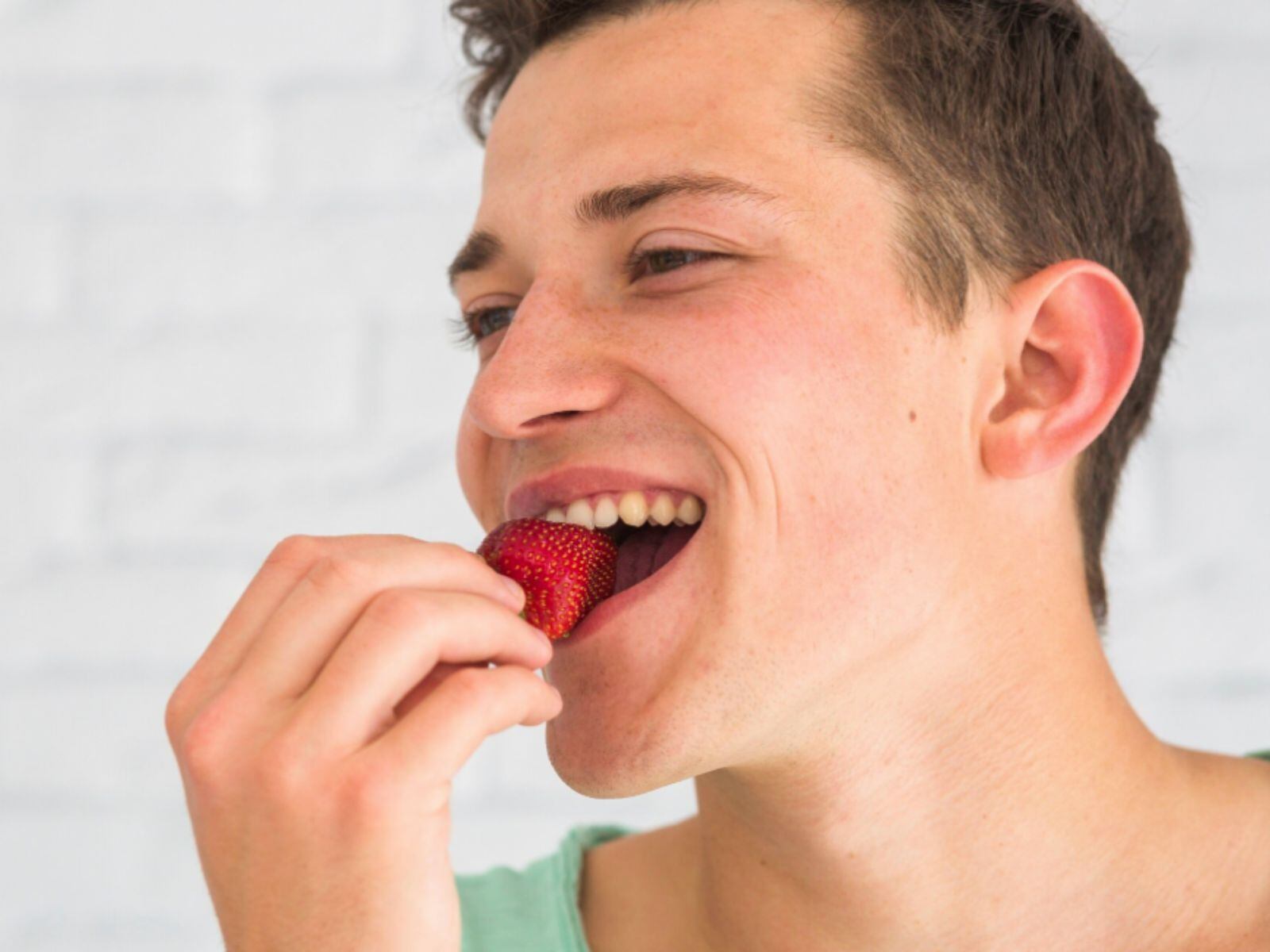 Es importante que incluyas las fresas en tus dietas por sus increíbles beneficios. (Crédito: Freepik)