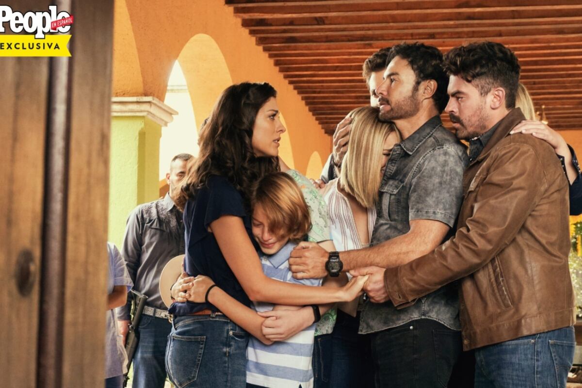 La familia Casillas abrazada en la telenovela (Foto: Telemundo)