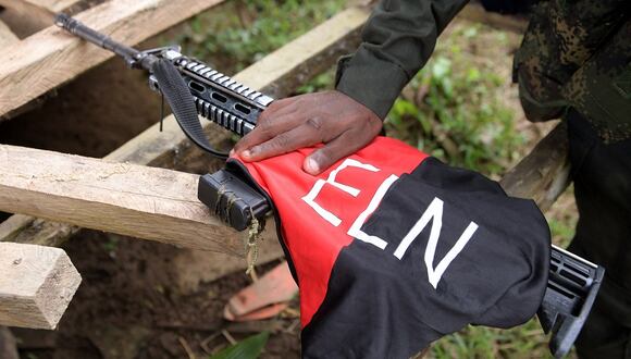 Detalle del arma de un rebelde de la patrulla del Ejército de Liberación Nacional (ELN) cerca del río Baudó en la provincia de Chocó, Colombia, el 26 de octubre de 2023. (Foto de Daniel Munoz / AFP)