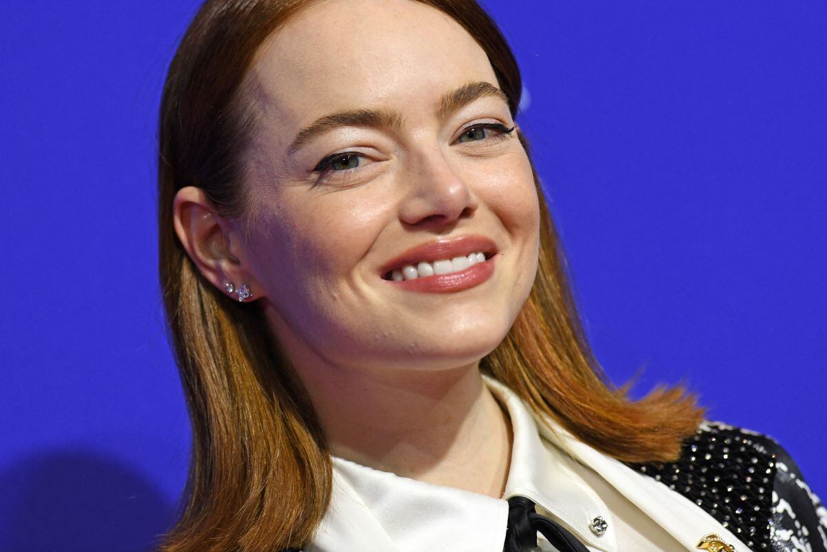 La actriz estadounidense Emma Stone llega a la 35ª Gala Anual de Premios del Festival Internacional de Cine de Palm Springs en el Centro de Convenciones de Palm Springs, California, el 4 de enero de 2024 (Foto: Valerie Macon / AFP)