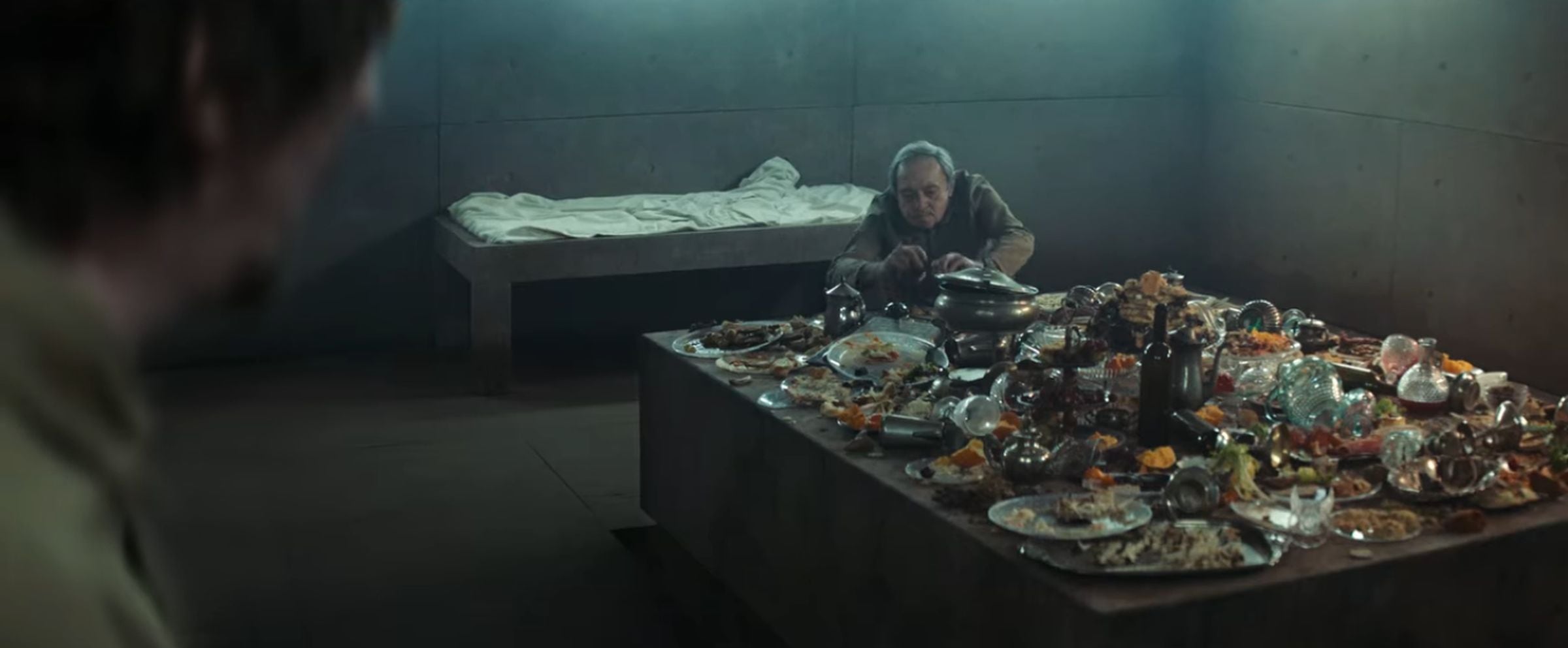 Así queda la mesa al llegar al nivel 48 en "El hoyo". Que la comida llegue al resto de niveles depende los pisos de arriba (Foto: Netflix)