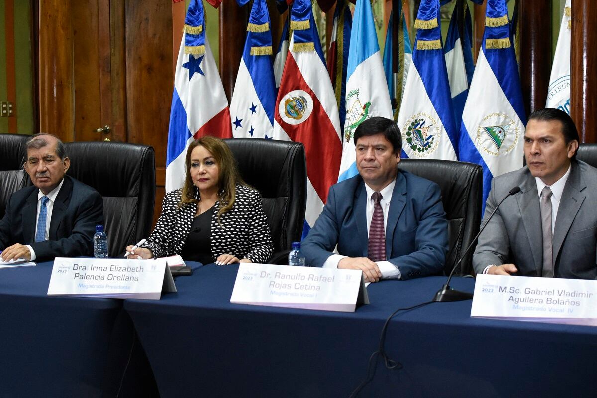 Los magistrados del Tribunal Supremo Electoral de Guatemala (TSE) Mynor Custodio, Irma Palencia, Ranulfo Rojas y Gabriel Aguilera asisten a una conferencia de prensa en el TSE en Ciudad de Guatemala el 10 de julio de 2023. (Foto de Orlando ESTRADA / AFP)