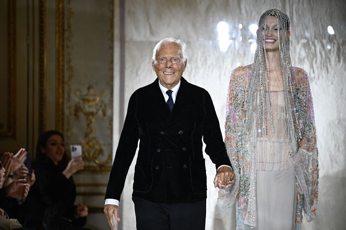 Armani transformó el traje masculino con cortes más suaves y cómodos, cambiando la forma de vestir de millones de personas. (Foto: AFP)
