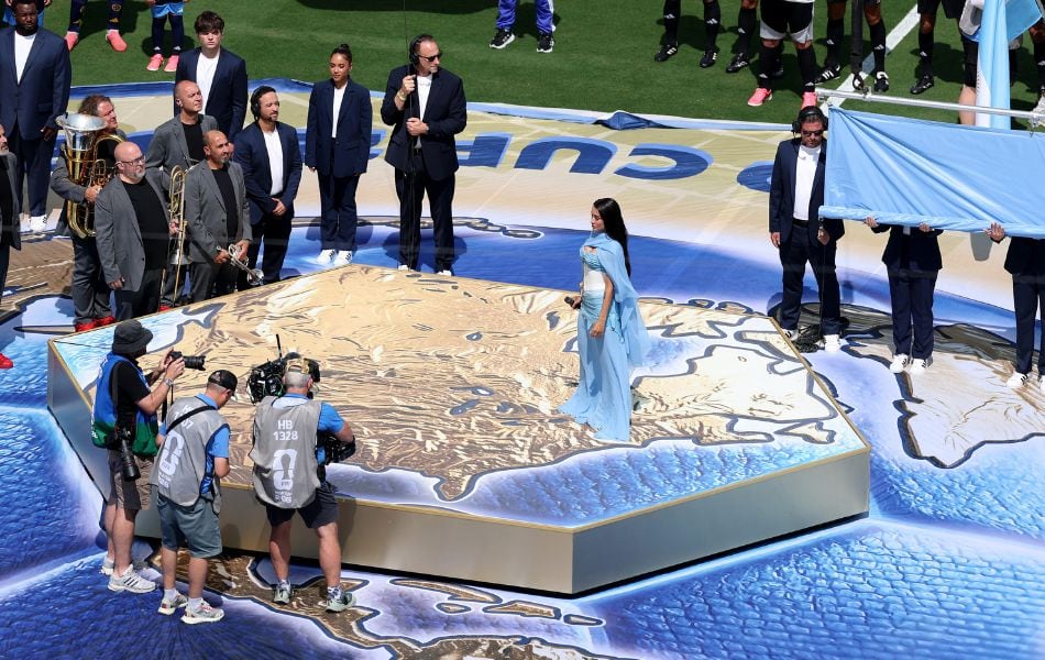 María Becerra emocionó a sus fans interpretando el himno de Argentina. (Foto: FLORENCIA TAN JUN /AFP )